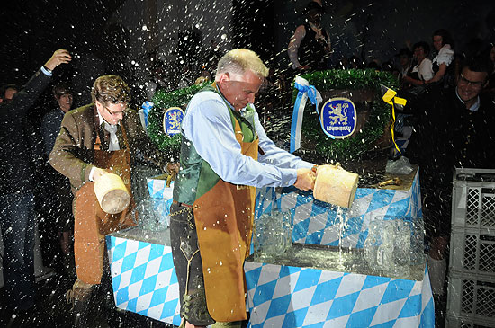 Faßanstich 2010 - ziemlich feucht im Ansatz (Foto. Ingrid Grossmann)
